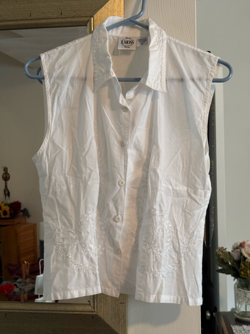 B. Moss White Sleeveless Embroidered Button-Up Blouse - Picture 4 of 11